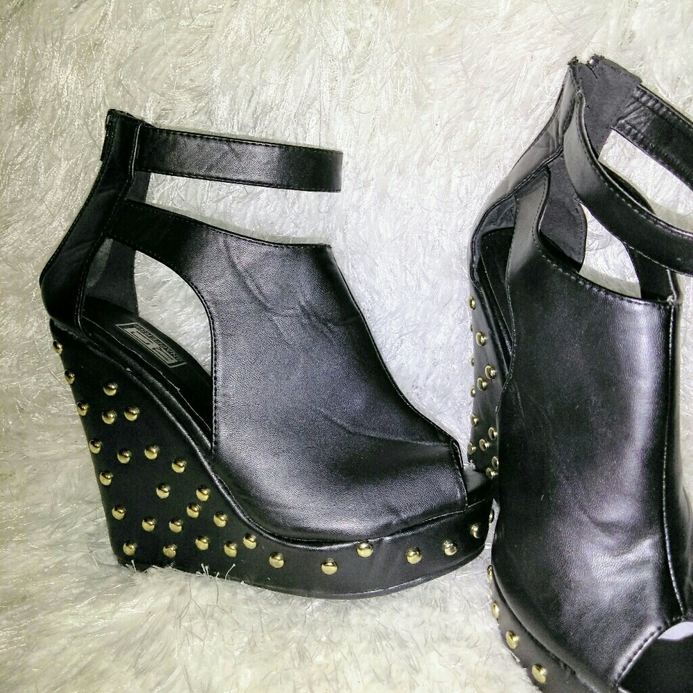 Black Platforms - image 1